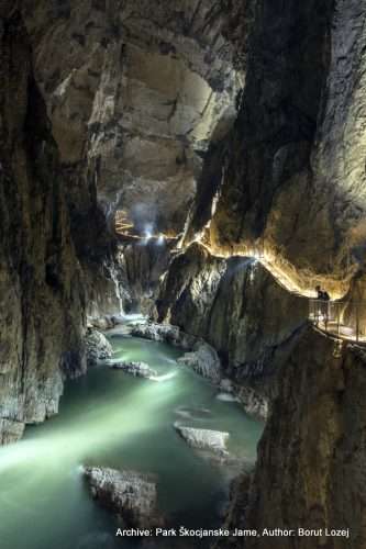 Slowenien Teil 2 - Von den Škocjan-Höhlen über Vipava in den Triglav-Nationalpark (Soča-Tal) - Flüsse und Seen Geheimtipp Historische Altstadt Outdoor-Erlebnisse Radtouren Slowenien Städte UNESCO Weltkulturerbe Wohnmobil-Touren Kanjon-v-Sumeci-jami-Skocjanske-jame-2-001-333x500