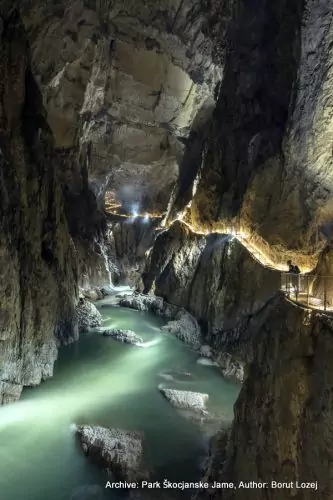Slowenien Teil 2 - Von den Škocjan-Höhlen über Vipava in den Triglav-Nationalpark (Soča-Tal) - Flüsse und Seen Geheimtipp Historische Altstadt Outdoor-Erlebnisse Radtouren Slowenien Städte UNESCO Weltkulturerbe Wohnmobil-Touren Kanjon-v-Sumeci-jami-Skocjanske-jame-2-001-333x500