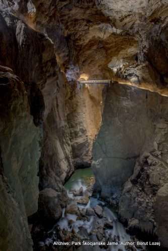 Slowenien Teil 2 - Von den Škocjan-Höhlen über Vipava in den Triglav-Nationalpark (Soča-Tal) - Flüsse und Seen Geheimtipp Historische Altstadt Outdoor-Erlebnisse Radtouren Slowenien Städte UNESCO Weltkulturerbe Wohnmobil-Touren most-skocjanske-jame-001-334x500
