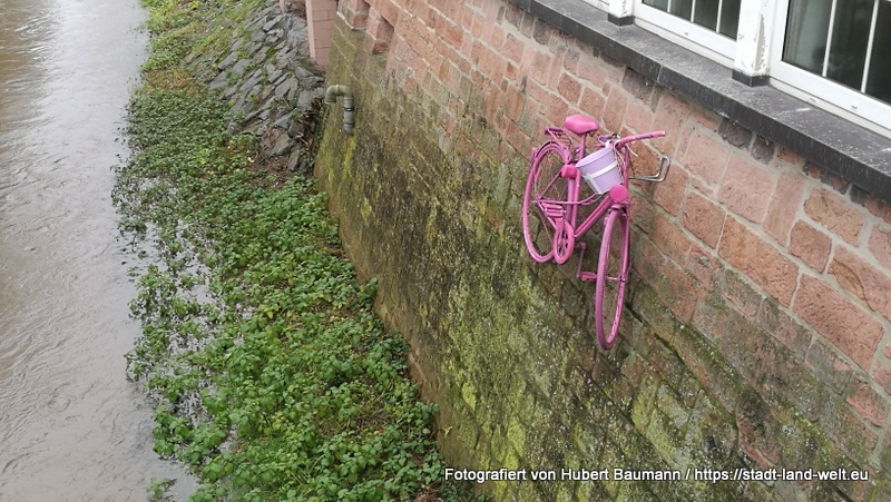 Nach 100 Tagen Regenwetter: Kurzbesuch in Babenhausen (Hessen) -  RSS-Feed Städte  Babenhausen-rosa-fahrrad